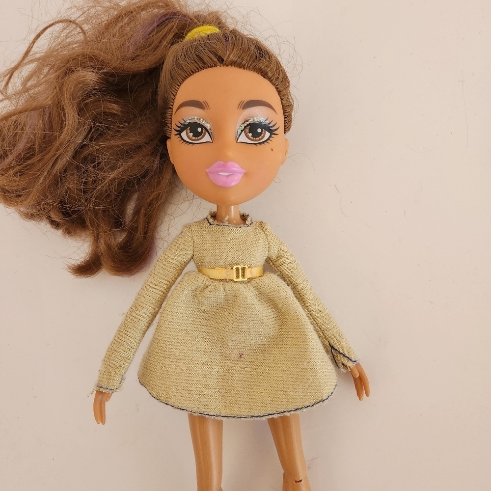 BRATZ Doll Snowkissed Yasmin Brown Purple Hair Glitter Brown Eyes Metallic dress